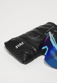 Svart vadderad fodral med "bliz"-logotyp, som innehåller sportglasögon med blåtonade linser och vinkelformad ram med graduerade glas.