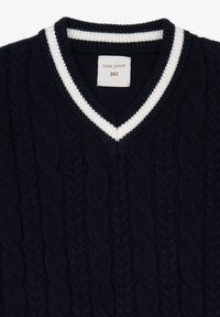 Suéter de punto azul marino con escote en V, que presenta acentos de rayas blancas en el cuello y una textura de punto trenzado. La etiqueta dice "DAN JOHN."