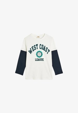 Hvid langærmet t-shirt med marineblå ærmer, med grøn tekst "WEST COAST LEAGUE" og et basketballgrafik i midten.