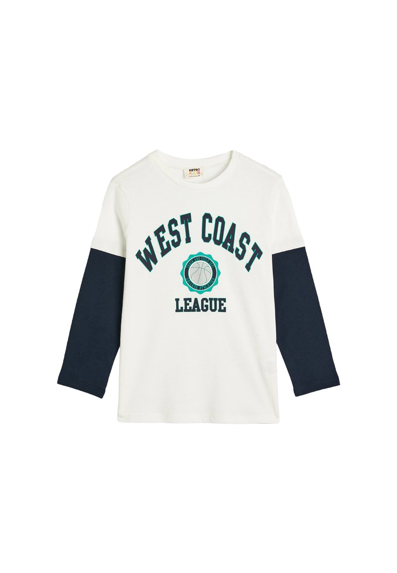 Biała koszulka z długim rękawem, z granatowymi rękawami, z zielonym napisem "WEST COAST LEAGUE" oraz grafiką koszykówki na środku.