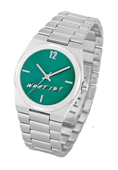 Reloj de metal plateado con una caja rectangular, esfera turquesa, marcadores de hora blancos, manecillas plateadas y una pulsera de acero inoxidable con patrón.
