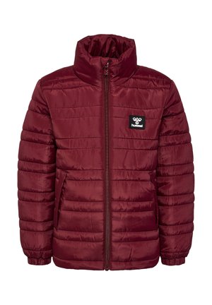 Burgunderfarbene Pufferjacke mit hohem Kragen, Reißverschluss vorne, Seitentaschen und gestepptem Design. Mit einem schwarzen Logo-Patch auf der Brust.
