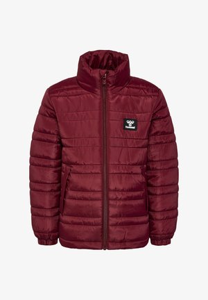 Bordowa kurtka puchowa z wysokim kołnierzem, zapinana na zamek, z kieszeniami bocznymi i pikowanym wzorem. Posiada czarną naszywkę z logo na piersi.