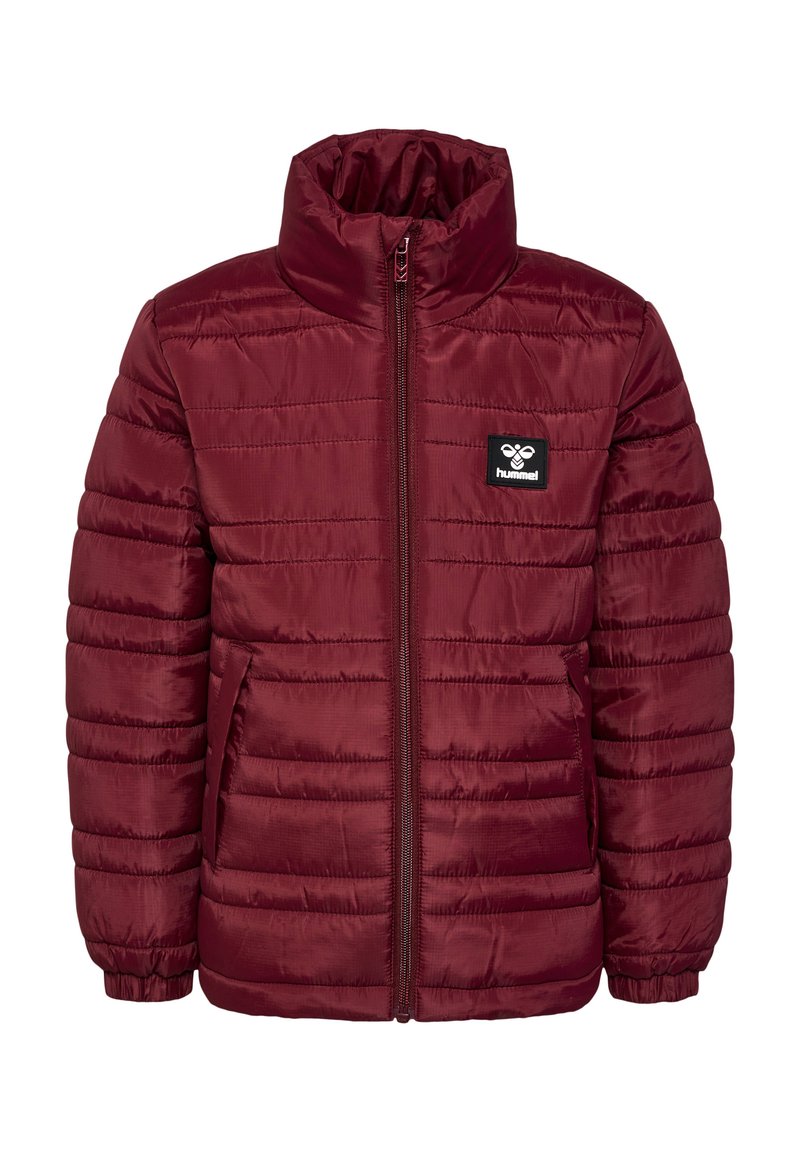 Bordowa kurtka puchowa z wysokim kołnierzem, zapinana na zamek, z kieszeniami bocznymi i pikowanym wzorem. Posiada czarną naszywkę z logo na piersi.