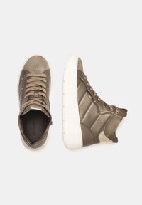 Sneaker alte in pelle verde oliva, con un design imbottito, suola crema e lacci beige. Presenta dettagli metallici e cuciture decorative.