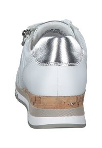 Sneaker bianco con pelle testurizzata, accentuazione metallica argento sul tallone, dettaglio in sughero sulla soletta e suola in gomma grigia chiara con motivo a zigzag.