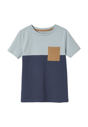 Kurzärmeliges T-Shirt mit hellgrauem Oberteil, marineblauem Unterteil und einer braunen Brusttasche auf der linken Seite.