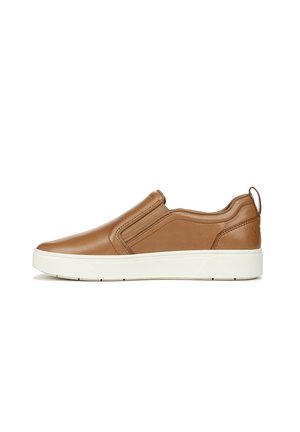 Bruine leren instapsneakers met elastische zijpanelen, een witte rubbere zool en een gestikte afwerking langs de bovenkant voor extra textuur.