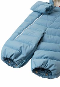 Jasnoniebieska, ocieplana kurtka zimowa z rękawami z elastycznymi mankietami, podwójnymi zamkami i zatrzaskami na białym tle.