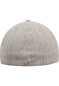 Căciulă de baseball gri, cu o textură netedă, formă rotundă și un buton central de sus. Prezintă cusături subtile și două orificii de ventilație.