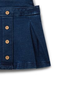 Tmavě modrá džínová sukně s plisovaným designem, pěti dřevěnými knoflíky a hladkou texturou. Lemy s úhlednými švy.
