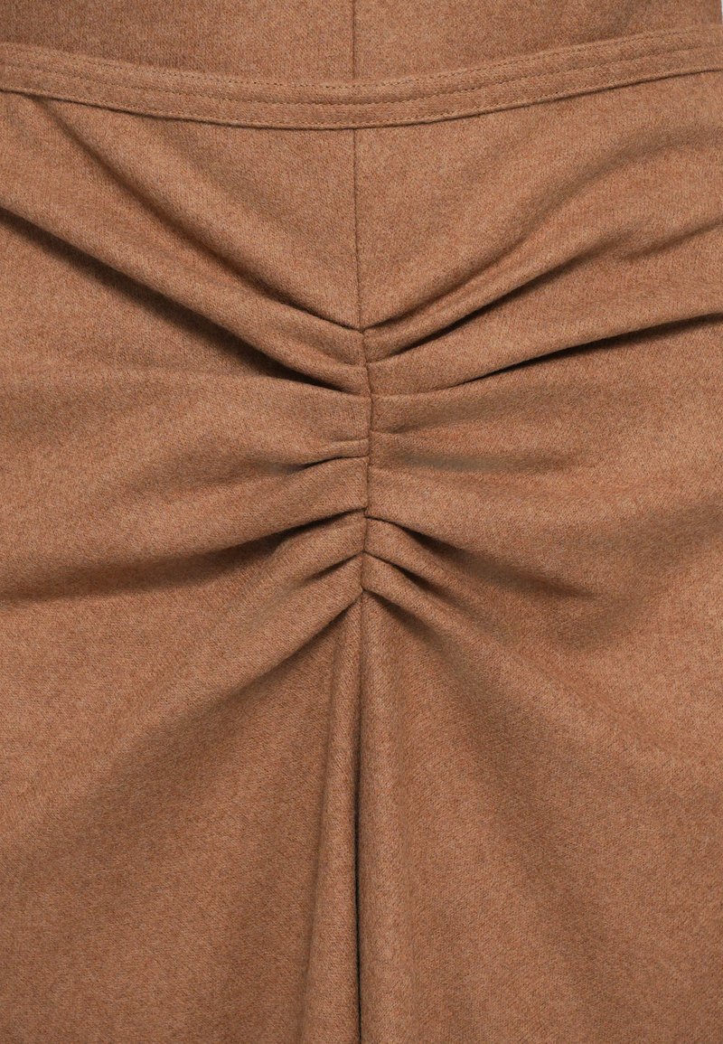 Gonna in tessuto marrone con dettagli arricciati sul retro, caratterizzata da una texture liscia e un aspetto leggermente elastico.