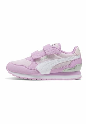 Lyse lilla og hvide Puma-sneakers med to velcrobånd og tekstureret sål vist fra siden på hvid baggrund.