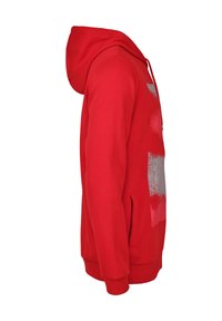 Rød hoodie med en frontlomme, struktureret grafisk design og snoretræk i hætten. Materialet ser blødt og let ud.