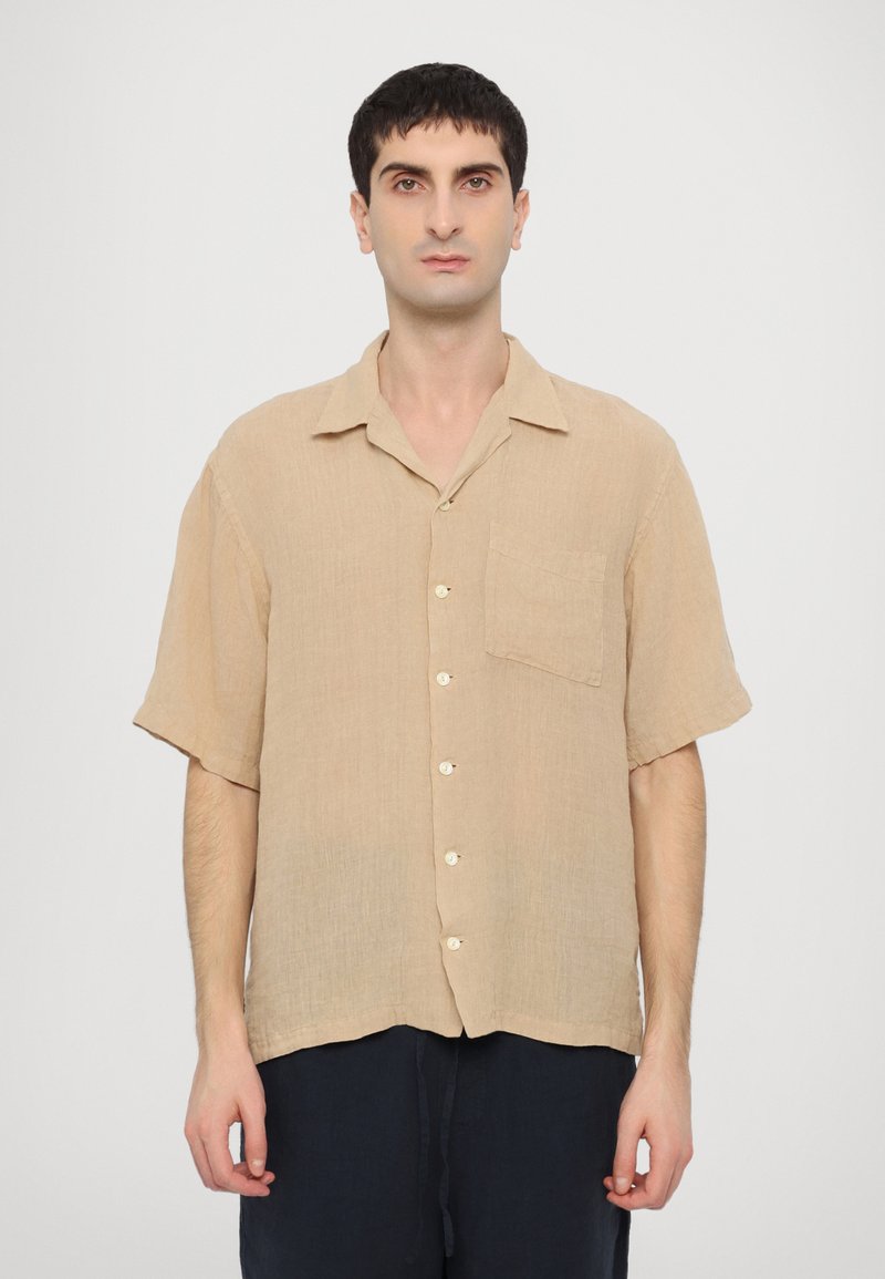 Beige short-sleeve linen shirt with a notch collar, front pocket, and beige buttons. Slightly textured fabric, casual fit.