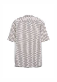 Chemise à ouverture devant en tissu à motif ondulé, avec des manches courtes, un col et une palette de couleurs beige clair et blanche.