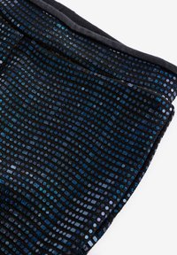 Tessuto nero con una superficie texturizzata che presenta paillettes blu e metalliche di forme rettangolari e circolari, creando un motivo ondulato.