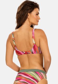 Wielokolorowy zestaw bikini z różowym, zielonym i pomarańczowym wzorem liści. Góra ma szerokie ramiączka i zapięcie z tyłu, dopasowane do spodenek.