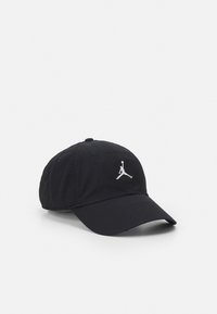 Cappellino da baseball in cotone nero con visiera curva, caratterizzato da un logo Jumpman ricamato in bianco sulla parte frontale e fori di ventilazione.