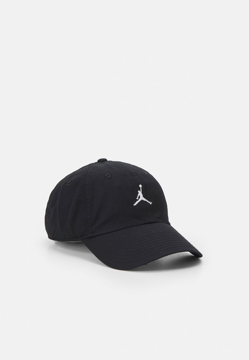 Cappellino da baseball in cotone nero con visiera curva, caratterizzato da un logo Jumpman ricamato in bianco sulla parte frontale e fori di ventilazione.