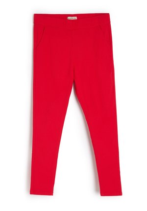 Czerwone legginsy o kroju dopasowanym, z elastycznym pasem, dwoma bocznymi kieszeniami i gładką, matową fakturą. Zaprojektowane z myślą o ścisłym dopasowaniu.