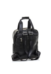 Mochila negra hecha de un material sintético suave con correas ajustables, bolsillos con cremallera y hardware acentuado con el logo. Diseño compacto y rectangular.