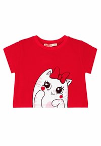 Camiseta corta de algodón roja con un gráfico de un gato de dibujos animados con ojos grandes, un lazo rojo y sutiles marcas de rubor en las mejillas.