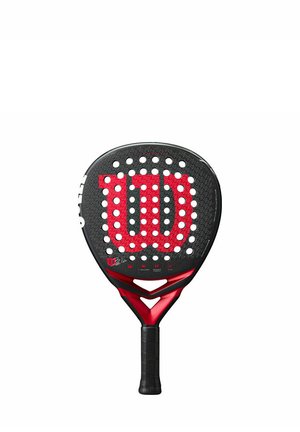 Wilson Padel-Schläger mit schwarzer Oberfläche und roten Akzenten, runden Perforationen und strukturiertem Griff. Entwickelt für Langlebigkeit und Leistung.
