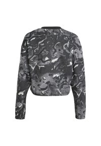 Sudadera corta con patrón de camuflaje en negro y gris, con mangas largas, escote redondo y textura suave.