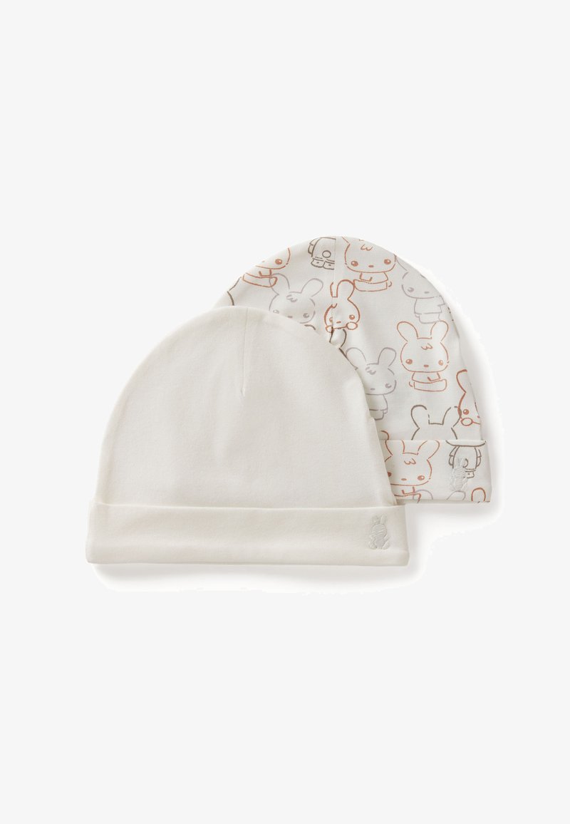 Dos gorros de punto: uno completamente blanco con un puño doblado, y el otro con un patrón claro de conejitos de dibujos animados en colores pastel.