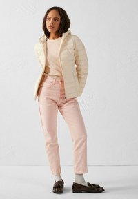 Lichtbeige pufferjack, lang mouw tan top, roze slim-fit broek, bruine loafers met versieringen, en witte sokken. Eenvoudig en modern ontwerp.