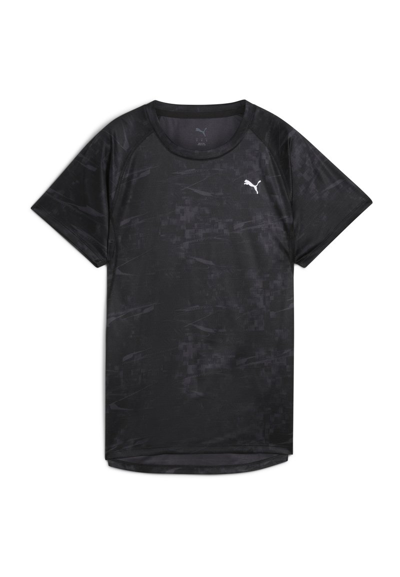Camiseta deportiva negra de manga corta, hecha de tela ligera. Presenta un sutil patrón geométrico y un pequeño logo blanco en el pecho.