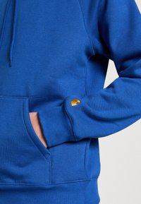 Carhartt WIP HOODED CHASE - Felpa - acapulco blue