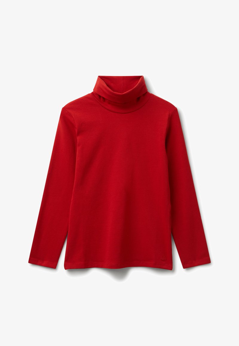 Červené triko s dlouhým rukávem a rolákem vyrobené z měkké látky, zobrazené v rovině s ohnutým límcem a jemným stínem na bílém pozadí.