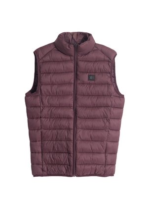 Chaleco acolchado burdeos con cuello alto, cierre frontal de cremallera y patrón de acolchado horizontal. Presenta bolsillos laterales y una pequeña etiqueta con logo.