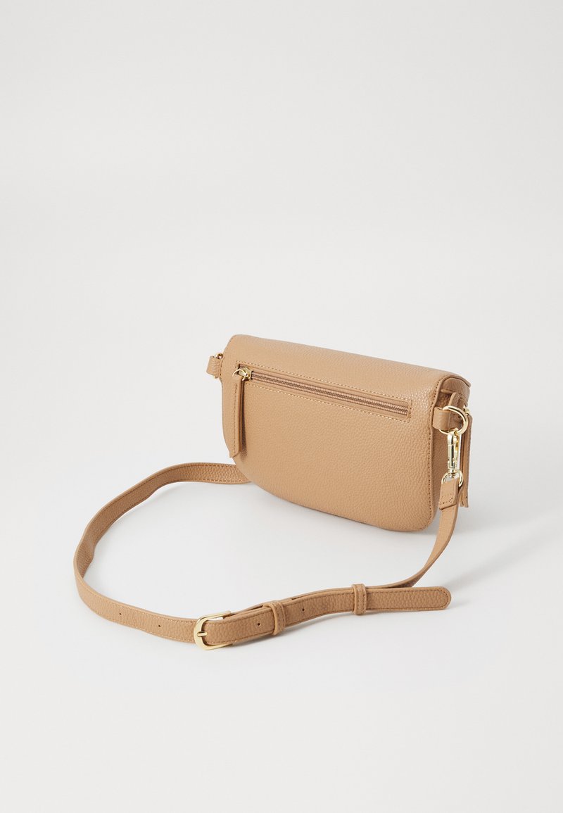 Bolso cruzado de cuero tono miel con un acabado texturizado. Cuenta con un bolsillo delantero con cremallera y una correa ajustable sencilla con herrajes en tono dorado.