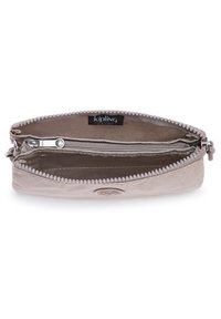 Lichtbeige Kipling-pouch met een ritssluiting, binnenverdeling en logopatch. Heeft een textuurstof en een ritssluiting met kralenaccent.