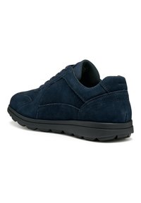 Sneakers in camoscio blu navy con design low-top, punta tonda, suola in gomma nera a contrasto e dettagli di cucitura sobria sulla tomaia.