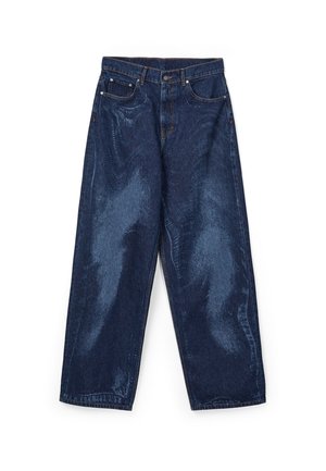 Dunkelblaue Jeans mit weitem Bein, vorderen Taschen, Gürtelschlaufen und Knopfverschluss, flach auf weißem Hintergrund präsentiert.