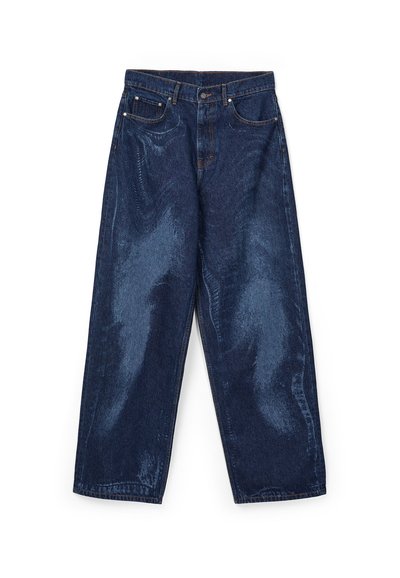 Dunkelblaue Jeans mit weitem Bein, vorderen Taschen, Gürtelschlaufen und Knopfverschluss, flach auf weißem Hintergrund präsentiert.