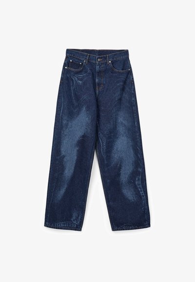 Dunkelblaue Jeans mit weitem Bein, vorderen Taschen, Gürtelschlaufen und Knopfverschluss, flach auf weißem Hintergrund präsentiert.