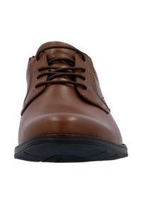 Braunes Leder-Dressschuh mit abgerundetem Zeh, glatter Oberfläche, flacher schwarzer Gummisohle und dunkelbraunen Schnürsenkeln. Minimale Nahtdetails.