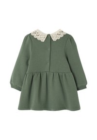 Grünes langärmliges Kleid mit einem ausgestellten Rock, ausgestattet mit einem weißen Spitzenkragen und einer Knopfleiste im Rücken. Weicher Stoff mit glatter Textur.