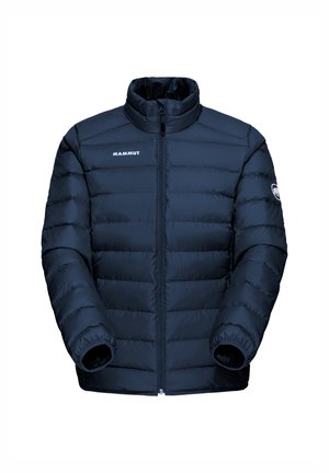 Giacca imbottita isolata color navy con colletto alto, pannelli cuciti verticalmente e polsini elasticizzati. Presenta il logo Mammut sul petto e sulla manica.