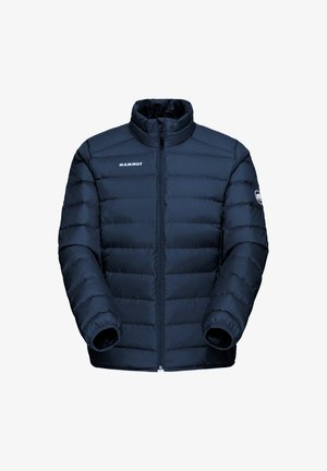 Giacca imbottita isolata color navy con colletto alto, pannelli cuciti verticalmente e polsini elasticizzati. Presenta il logo Mammut sul petto e sulla manica.