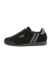 Sneaker in suede nero con una parte superiore testurizzata, strisce grigie e marchio dorato. Suola in gomma con una forma atletica classica.