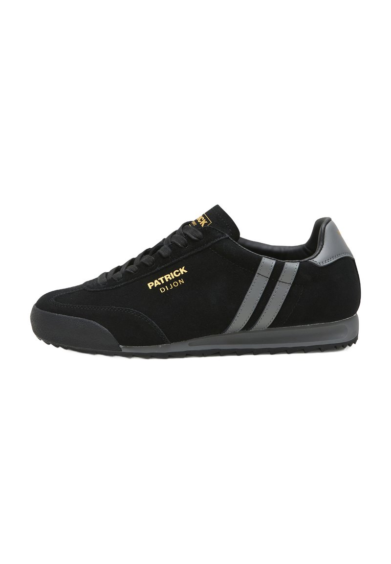 Sneaker in suede nero con una parte superiore testurizzata, strisce grigie e marchio dorato. Suola in gomma con una forma atletica classica.