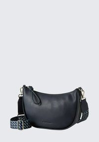 Bolso de hombro de cuero negro con forma redondeada, que cuenta con una correa tejida desmontable en azul y negro, herrajes plateados y cierre con cremallera.