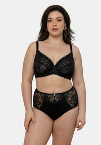 Ensemble de lingerie composé d'un soutien-gorge en dentelle noire et d'une culotte haute mettant en avant des motifs floraux complexes, des bords festonnés et un bouton décoratif central sur la culotte.