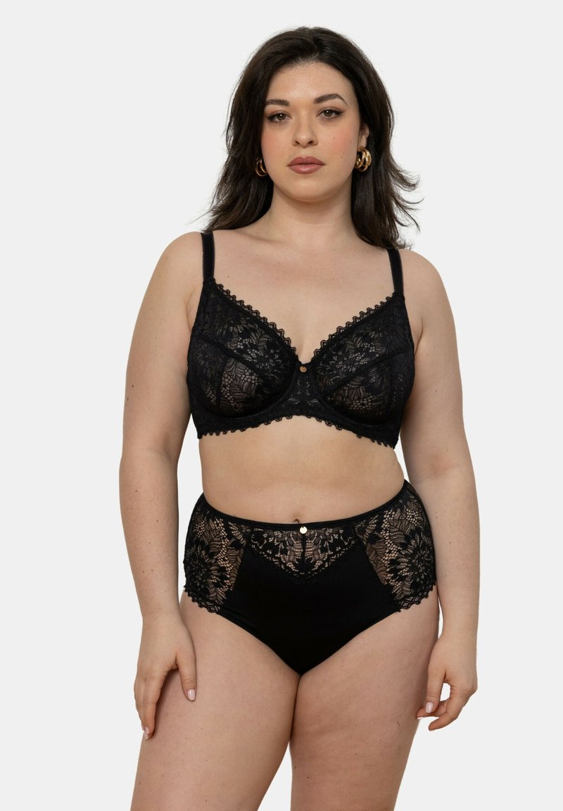 Ensemble de lingerie composé d'un soutien-gorge en dentelle noire et d'une culotte haute mettant en avant des motifs floraux complexes, des bords festonnés et un bouton décoratif central sur la culotte.